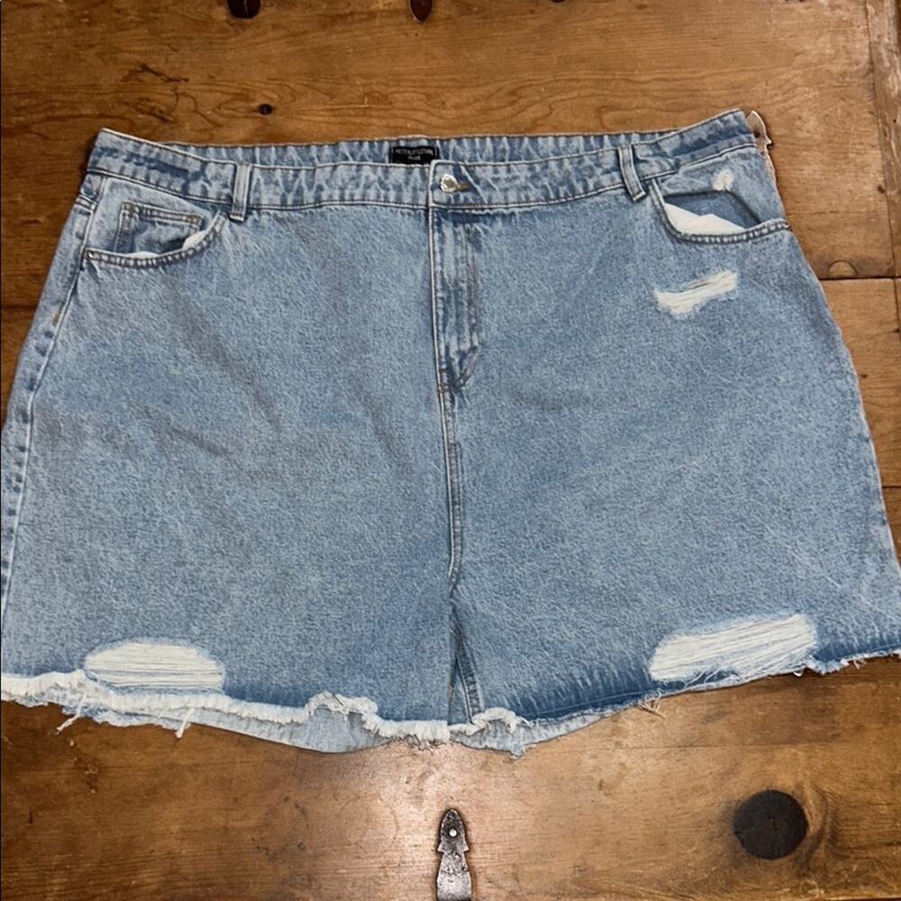 Woman’s PLUS LIGHT BLUE WASH HIGH WAISTED FRAYED DISTRESSED HEM JORTS
Size 24 - Picture 2 of 11